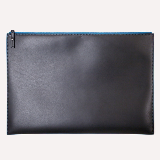 Pélican L, black barenia calfskin, lagon zipper