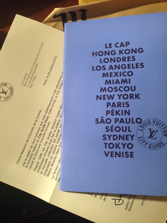 Louis VUITTON. City Guide Paris. With pocket and bag. Ne…